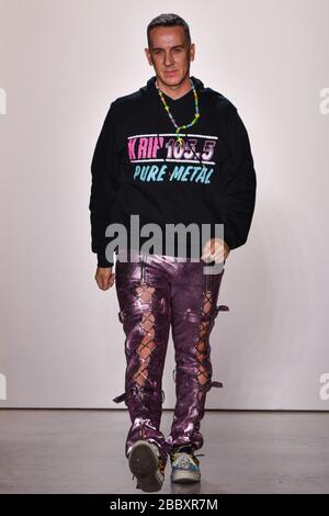 NEW YORK, NEW YORK - SEPTEMBER 06: Designer Jeremy Scott geht für Jeremy Scott während der NYFW: The Shows in den Spring Studios auf dem Laufsteg. Stockfoto