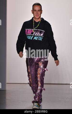 NEW YORK, NEW YORK - SEPTEMBER 06: Designer Jeremy Scott geht für Jeremy Scott während der NYFW: The Shows in den Spring Studios auf dem Laufsteg. Stockfoto