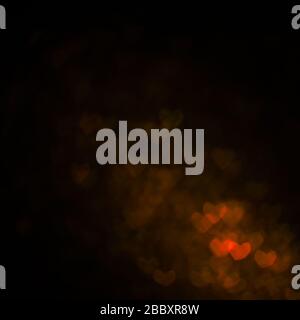 Goldener abstrakter Hintergrund mit bokeh entschärften Lichtern. Lichtstrahl mit Herzform Stockfoto