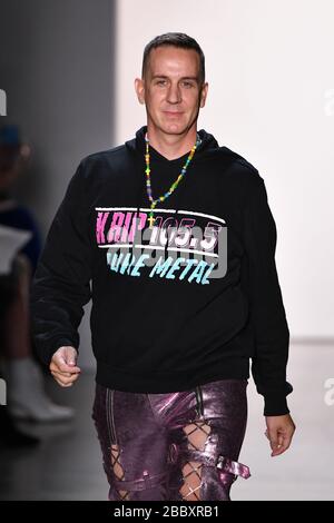 NEW YORK, NEW YORK - SEPTEMBER 06: Designer Jeremy Scott geht für Jeremy Scott während der NYFW: The Shows in den Spring Studios auf dem Laufsteg. Stockfoto