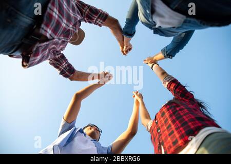 Nahaufnahme der unteren Ansicht von Menschen, die die Hände zusammenhalten, um Einheit und Teamarbeit zu zeigen. Freundschaftsglück Freizeitpartnerschaft Teamkonzept. Stockfoto