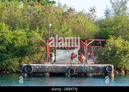 Menschen, die auf die Atomfähre Ciudad warten, Cienfuegos, Kuba Stockfoto