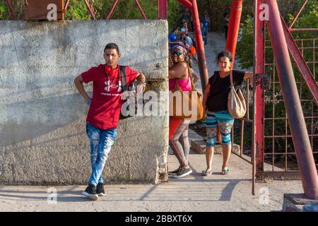 Menschen, die auf die Atomfähre Ciudad warten, Cienfuegos, Kuba Stockfoto