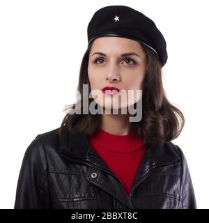 Junge Frau schwarze Jacke, roter Pullover und Hut mit Bezug auf Ernesto Che Guevara auf weißem Hintergrund. Stockfoto