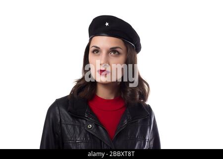 Junge Frau schwarze Jacke und Hut mit Bezug auf Ernesto Che Guevara auf weißem Hintergrund. Stockfoto