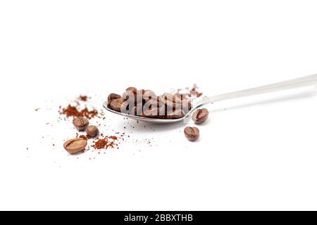 Löffel mit Kaffeebohnen isoliert auf weißem Hintergrund. Stockfoto