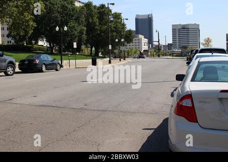 Genoa Park Spaziergang Weg, Bezirk Gericht Haus Gebäude, Columbus City Straßen, Schiene Straße Brücke Rahmen grüne Bäume an einem sonnigen Frühlingstag Stockfoto
