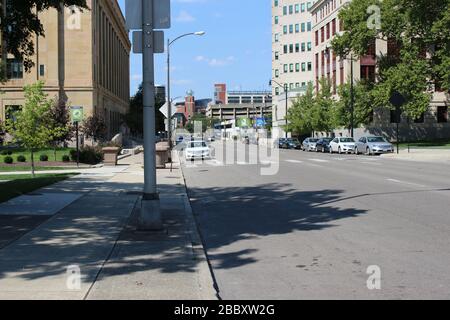 Genoa Park Spaziergang Weg, Bezirk Gericht Haus Gebäude, Columbus City Straßen, Schiene Straße Brücke Rahmen grüne Bäume an einem sonnigen Frühlingstag Stockfoto