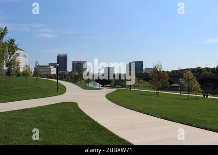 Genoa Park Spaziergang Weg, Bezirk Gericht Haus Gebäude, Columbus City Straßen, Schiene Straße Brücke Rahmen grüne Bäume an einem sonnigen Frühlingstag Stockfoto