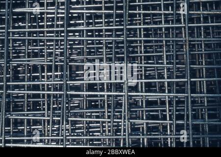 Stahlstange für Baustoffe. Drahtverstärkungsgitter. Industrielle Grunge Hintergrund. Stockfoto