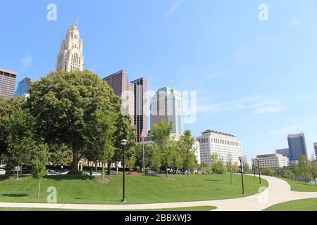 Genoa Park Spaziergang Weg, Bezirk Gericht Haus Gebäude, Columbus City Straßen, Schiene Straße Brücke Rahmen grüne Bäume an einem sonnigen Frühlingstag Stockfoto