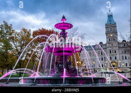 Fontaine de Tourny und Parlamentsgebäude, Nationalversammlung von Quebec in der Abenddämmerung, Quebec City, Kanada. Stockfoto