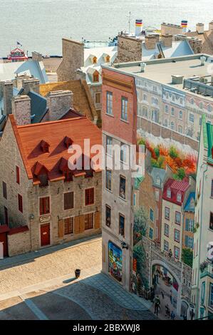 Blick auf das Stadtbild der unteren Stadt, Quebec City Mural, La Fresque des Quebecois, Old Quebec City, Provinz Quebec, Kanada. Stockfoto