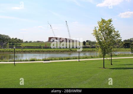 Genoa Park Spaziergang Weg, Bezirk Gericht Haus Gebäude, Columbus City Straßen, Schiene Straße Brücke Rahmen grüne Bäume an einem sonnigen Frühlingstag Stockfoto