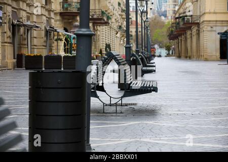 Aserbaidschan. April 2020. April 2020 in Baku, Aserbaidschan, die Nizami-Straße während der Sonderquarantäneordnung in Baku leer. Die Regierung Aserbaidschans setzt zusätzliche Maßnahmen, um eine Ausbreitung des Coronavirus zu verhindern. Heute die internen Truppen, zusammen mit der Polizei, die in Baku dient. Alle Straßen, Parks, Spiele und Einkaufszentren sind geschlossen. Die Menschen müssen in Privathäusern und Wohnungen bleiben. (Foto von Aziz Karimov/Pacific Press) Credit: Pacific Press Agency/Alamy Live News Stockfoto