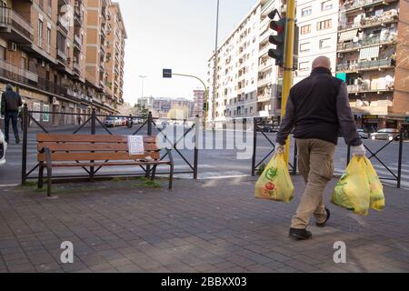 Roma, Italien. April 2020. In Rom, in der Via Oderisi da Gubbio, Bezirk Marconi, auf einer Bank am Ausgang eines Supermarktes, legen Leute Lebensmittel und verschiedene Lebensmittel, um Familien in Schwierigkeiten während der Covid-19-Pandemie zu helfen (Foto von Matteo Nardone/Pacific Press) Kredit: Pacific Press Agency/Alamy Live News Stockfoto