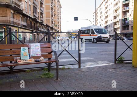 Roma, Italien. April 2020. In Rom, in der Via Oderisi da Gubbio, Bezirk Marconi, auf einer Bank am Ausgang eines Supermarktes, legen Leute Lebensmittel und verschiedene Lebensmittel, um Familien in Schwierigkeiten während der Covid-19-Pandemie zu helfen (Foto von Matteo Nardone/Pacific Press) Kredit: Pacific Press Agency/Alamy Live News Stockfoto