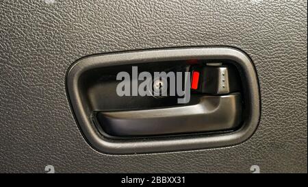 Türgriff innen im Auto, Taste Verriegelung der Türen Stockfotografie - Alamy