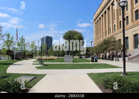 Genoa Park Spaziergang Weg, Bezirk Gericht Haus Gebäude, Columbus City Straßen, Schiene Straße Brücke Rahmen grüne Bäume an einem sonnigen Frühlingstag Stockfoto