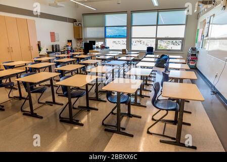 SWIFT Current, SK- 2. September 2019: Innenraum eines hellen, leeren Schulklassenzimmers: Zurück zum Schulkonzept, Coronavirus-Konzept Stockfoto