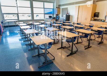 SWIFT Current, SK- 2. September 2019: Innenraum eines hellen, leeren Schulklassenzimmers: Zurück zum Schulkonzept, Coronavirus-Konzept Stockfoto