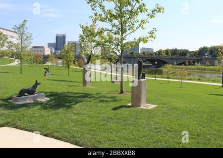 Genoa Park Spaziergang Weg, Bezirk Gericht Haus Gebäude, Columbus City Straßen, Schiene Straße Brücke Rahmen grüne Bäume an einem sonnigen Frühlingstag Stockfoto