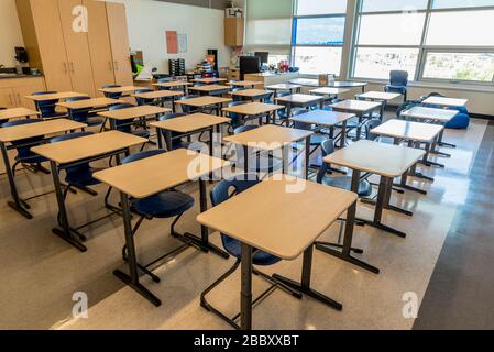 SWIFT Current, SK- 2. September 2019: Innenraum eines hellen, leeren Schulklassenzimmers: Zurück zum Schulkonzept, Coronavirus-Konzept Stockfoto