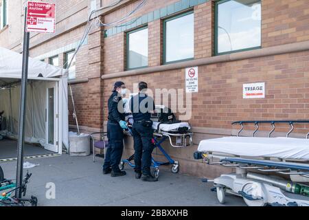 New York, NY - 1. April 2020: Medizinische Notfalltechniker bereiten sich auf die Arbeit im Maimonides Medical Center in Brooklyn vor, wo Patienten für COVID-19 behandelt wurden Stockfoto