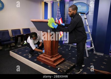 Washington DC, USA. April 2020. Die Arbeiter säubern das Podium im Briefing-Raum des Weißen Hauses vor dem Briefing der Task Force Coronavirus mit Präsident Donald Trump am 1. April 2020 in Washington. Kredit: MediaPunch Inc/Alamy Live News Stockfoto