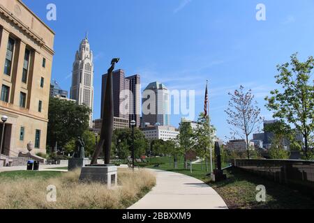 Genoa Park Spaziergang Weg, Bezirk Gericht Haus Gebäude, Columbus City Straßen, Schiene Straße Brücke Rahmen grüne Bäume an einem sonnigen Frühlingstag Stockfoto