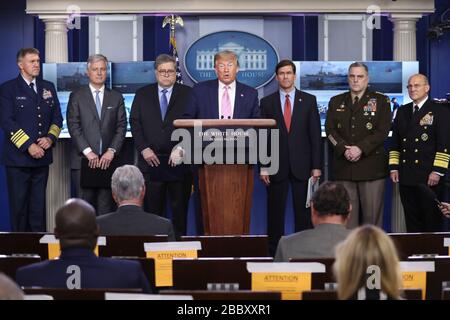 Washington DC, USA. April 2020. US-Präsident Donald J. Trump spricht während einer Pressekonferenz im Brady Press Briefing Room des Weißen Hauses am 1. April 2020 in Washington, DC. Dargestellt hinter dem Präsidenten von links nach rechts: Admiral Karl L. Schiltz, Commandant of the US Coast Guard; United States National Security Advisor Robert C. O'Brien; US-Generalstaatsanwalt William P. Barr; US-Verteidigungsminister Dr. Mark T. Esper; US-Armeegeneral Mark A. Milley, Vorsitzender der Joint Chiefs of Staff, und Admiral Michael Gilday, Chief of Naval Operations der United States Navy. Gutschrift: M Stockfoto