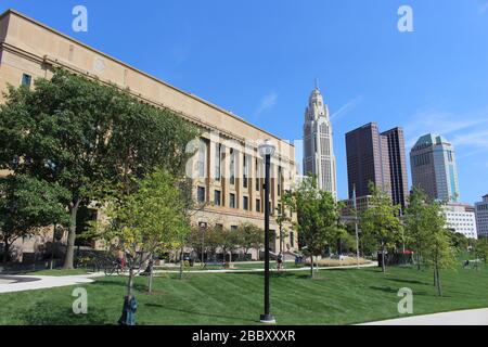 Genoa Park Spaziergang Weg, Bezirk Gericht Haus Gebäude, Columbus City Straßen, Schiene Straße Brücke Rahmen grüne Bäume an einem sonnigen Frühlingstag Stockfoto