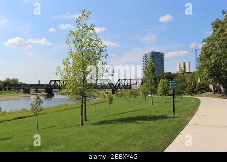 Genoa Park Spaziergang Weg, Bezirk Gericht Haus Gebäude, Columbus City Straßen, Schiene Straße Brücke Rahmen grüne Bäume an einem sonnigen Frühlingstag Stockfoto