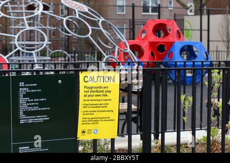 New York, New York, 31. März 2020. Ein Schild in den New Yorker Parks auf einem Spielplatz in Jackson Heights WEITERE INFORMATIONEN ZUR VOLLSTÄNDIGEN BESCHRIFTUNG FINDEN SIE UNTER Stockfoto
