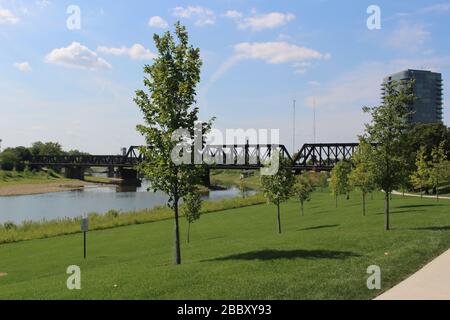 Genoa Park Spaziergang Weg, Bezirk Gericht Haus Gebäude, Columbus City Straßen, Schiene Straße Brücke Rahmen grüne Bäume an einem sonnigen Frühlingstag Stockfoto