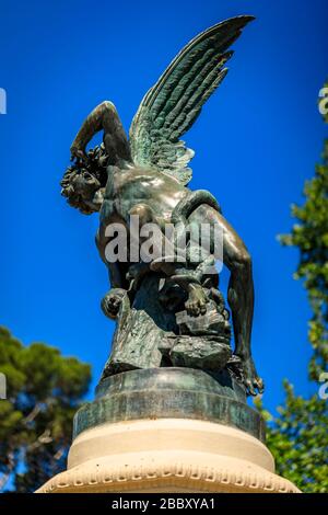 Nahaufnahme des Springbrunnens des gefallenen Engels oder der Fuente del Angel Caido im Buen Retiro Park in Madrid, Spanien, die 1885 eingeweiht wurde Stockfoto