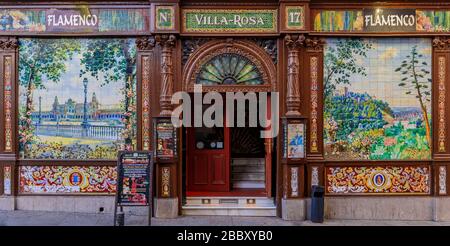 Madrid, Spanien - 04. Juni 2017: Details einer verzierten Mosaikfassade aus Retro-Mosaik des Restaurants mit dem Namen Villa Rosa, berühmt für Flamenco-Darbietung Stockfoto