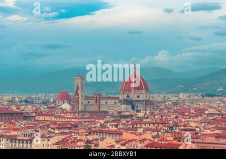 Blick auf die roten Dächer von Florenz mit Cattedrale di Santa Maria del Fiore (Kathedrale von Florenz) in der Mitte. Italien Stockfoto