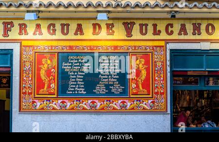 Madrid, Spanien - 04. Juni 2017: Details einer verzierten Mosaikfassade aus Retro-Mosaik des Restaurants Fragua de Vulcano, was Vulcan's Forge bedeutet Stockfoto