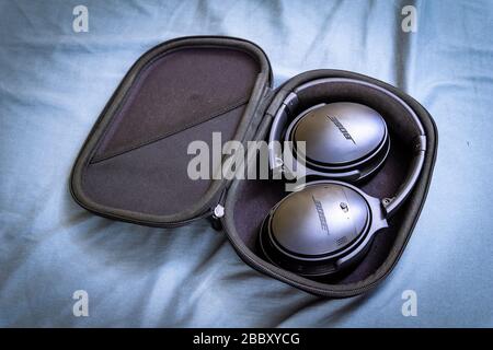 Orlando FL USA - 1. April 2020 - Bose ® QuietComfort 35 ii Headphones im Lieferumfang enthalten Stockfoto