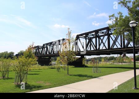 Genoa Park Spaziergang Weg, Bezirk Gericht Haus Gebäude, Columbus City Straßen, Schiene Straße Brücke Rahmen grüne Bäume an einem sonnigen Frühlingstag Stockfoto