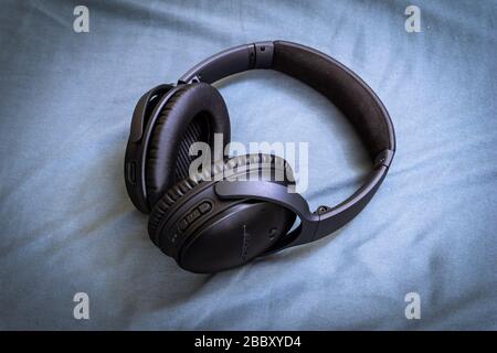 Orlando FL USA - 1. April 2020 - Bose ® QuietComfort 35 ii Headphones Stockfoto