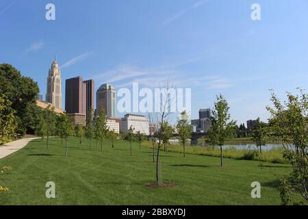 Genoa Park Spaziergang Weg, Bezirk Gericht Haus Gebäude, Columbus City Straßen, Schiene Straße Brücke Rahmen grüne Bäume an einem sonnigen Frühlingstag Stockfoto