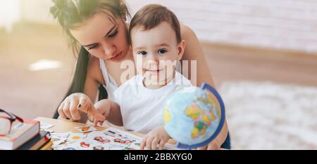 Erziehung für Kinder zu Hause, Erziehung für Kinder mit Eltern, Erziehung für Eltern während der Quarantäne, Erziehung für Kinder während des Urlaubs, Stockfoto