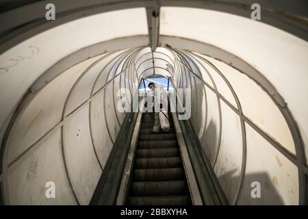 Teheran, Iran. März 2020. Ein Freiwilliger desinfiziert eine Rolltreppe in Teheran, Iran, 31. März 2020. Kredit: Ahmad Halabisaz/Xinhua/Alamy Live News Stockfoto