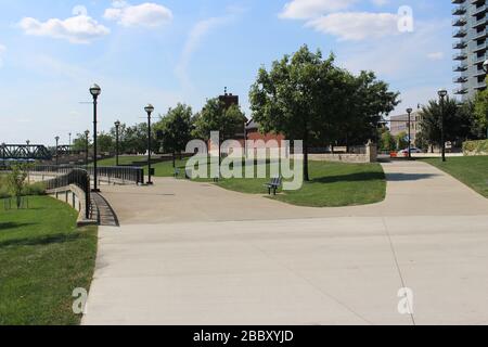 Genoa Park Spaziergang Weg, Bezirk Gericht Haus Gebäude, Columbus City Straßen, Schiene Straße Brücke Rahmen grüne Bäume an einem sonnigen Frühlingstag Stockfoto