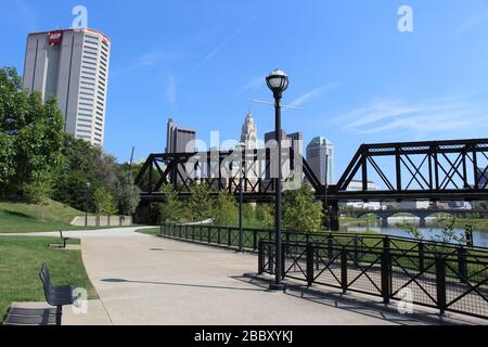 Genoa Park Spaziergang Weg, Bezirk Gericht Haus Gebäude, Columbus City Straßen, Schiene Straße Brücke Rahmen grüne Bäume an einem sonnigen Frühlingstag Stockfoto