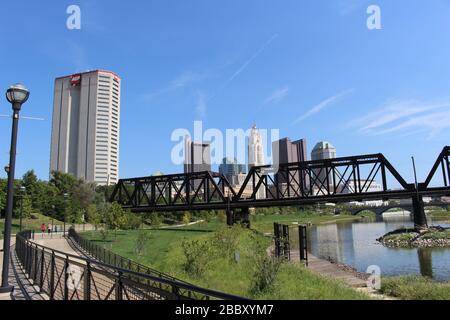 Genoa Park Spaziergang Weg, Bezirk Gericht Haus Gebäude, Columbus City Straßen, Schiene Straße Brücke Rahmen grüne Bäume an einem sonnigen Frühlingstag Stockfoto