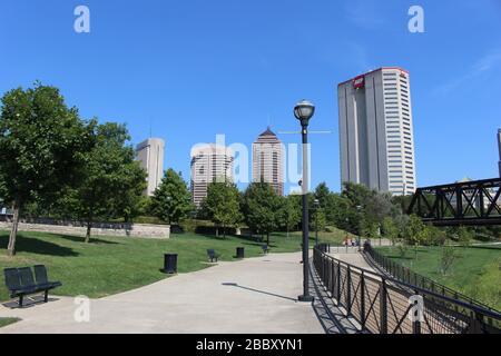 Genoa Park Spaziergang Weg, Bezirk Gericht Haus Gebäude, Columbus City Straßen, Schiene Straße Brücke Rahmen grüne Bäume an einem sonnigen Frühlingstag Stockfoto