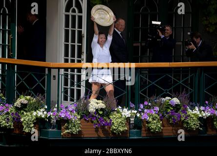 London, Großbritannien. Juli 2019. Das am 13. Juli 2019 aufgenommene Dateifoto zeigt Simona Halep aus Rumänien, die auf dem Balkon des Vereins feiert, nachdem sie bei den Tennisweltmeisterschaften 2019 in Wimbledon in London, Großbritannien, das Endspiel im Dameneinzel mit Serena Williams aus den Vereinigten Staaten gewonnen hat. Das diesjährige Wimbledon wurde aufgrund der Bedenken im Bereich der öffentlichen Gesundheit im Zusammenhang mit der anhaltenden COVID-19-Pandemie gestrichen, teilte der All England Club (AELTC) nach einer Notfallsitzung am Mittwoch mit. Credit: Han Yan/Xinhua/Alamy Live News Stockfoto